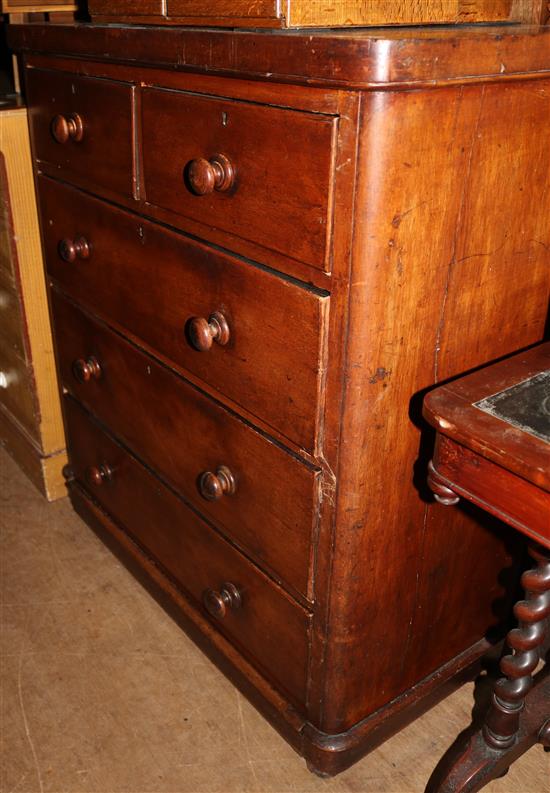 Round cornered mahogany chest of drawers(-)
